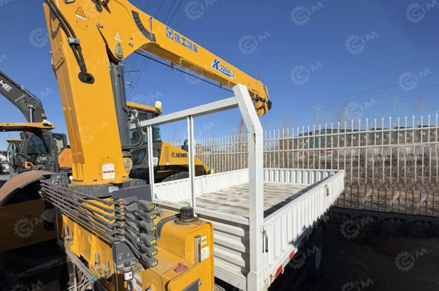 Бортовой грузовик ISUZU 4x2 дв 103kw кму XCMG SQS68-3, гп 3,2т стрела 7,7м кузов 4200×2100×400 - Бортовой грузовик/ Платформа: фото 2 Бортовой грузовик ISUZU 4x2 дв 103kw кму XCMG SQS68-3, гп 3,2т стрела 7,7м кузов 4200×2100×400 - Бортовой грузовик/ Платформа: фото 2