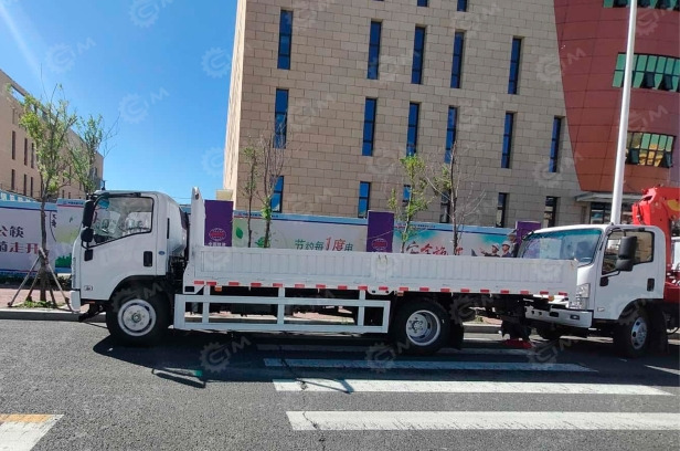 Бортовой грузовик ISUZU 4x2 дв 139kw гп 6т кузов 6200x2400x550 шины 8.25R20 14PR со спальником - Бортовой грузовик/ Платформа: фото 1 Бортовой грузовик ISUZU 4x2 дв 139kw гп 6т кузов 6200x2400x550 шины 8.25R20 14PR со спальником - Бортовой грузовик/ Платформа: фото 1
