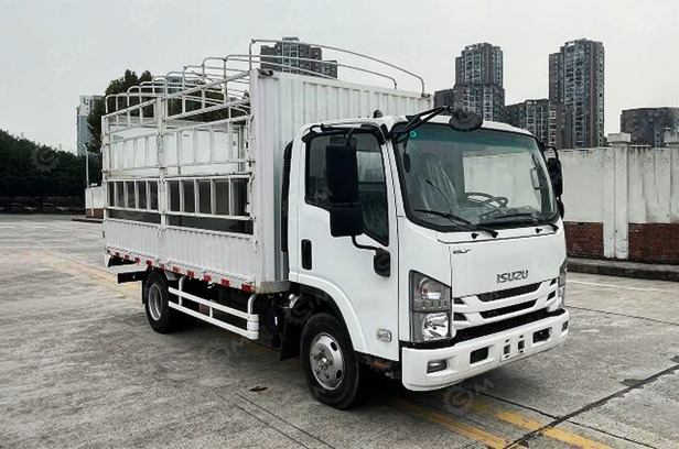 Бортовой грузовик ISUZU 4x2 дв.139kw кузов 4200х2100х1800 для перевозки скота (коровы 4шт) - Бортовой грузовик/ Платформа: фото 1 Бортовой грузовик ISUZU 4x2 дв.139kw кузов 4200х2100х1800 для перевозки скота (коровы 4шт) - Бортовой грузовик/ Платформа: фото 1