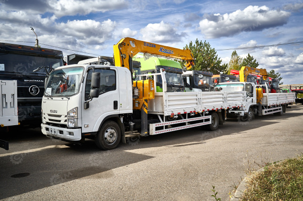 Бортовой грузовик ISUZU 4x2 дв 151kw гп 6 тонн, кабина ELF с КМУ XCMG SQS125 гп 5т, 4 секции, c - Грузовик бортовой/ Платформа, Автоманипулятор: фото 1 Бортовой грузовик ISUZU 4x2 дв 151kw гп 6 тонн, кабина ELF с КМУ XCMG SQS125 гп 5т, 4 секции, c - Грузовик бортовой/ Платформа, Автоманипулятор: фото 1