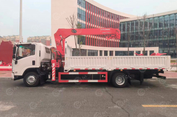 Бортовой грузовик ISUZU 4x2 дв 151kw с КМУ UNIC URV505 гп 5т, 5 секции, cтрела 13,14м кузов 560 - Грузовик бортовой/ Платформа, Автоманипулятор: фото 1 Бортовой грузовик ISUZU 4x2 дв 151kw с КМУ UNIC URV505 гп 5т, 5 секции, cтрела 13,14м кузов 560 - Грузовик бортовой/ Платформа, Автоманипулятор: фото 1