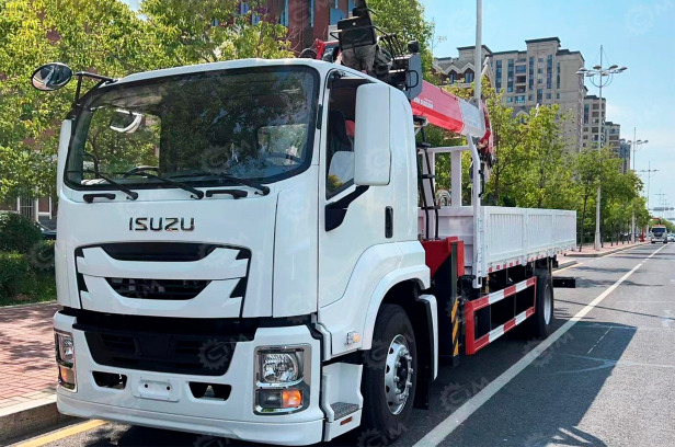 Бортовой грузовик ISUZU 4x2 дв 177kw c кму WANBANG SQS200-6 гп 8 тонн 6 секции, стрела 19,5м ку - Бортовой грузовик/ Платформа: фото 1 Бортовой грузовик ISUZU 4x2 дв 177kw c кму WANBANG SQS200-6 гп 8 тонн 6 секции, стрела 19,5м ку - Бортовой грузовик/ Платформа: фото 1