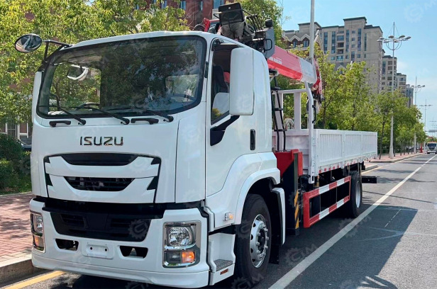 Бортовой грузовик ISUZU 4x2 дв 177kw гп 10 тонн c кму КМУ КМУ UNIC V500-4 гп 5т, 4 секции, cтре - Грузовик бортовой/ Платформа: фото 1 Бортовой грузовик ISUZU 4x2 дв 177kw гп 10 тонн c кму КМУ КМУ UNIC V500-4 гп 5т, 4 секции, cтре - Грузовик бортовой/ Платформа: фото 1