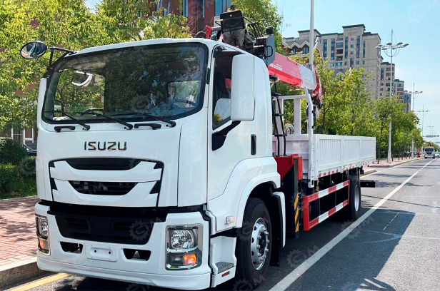 Бортовой грузовик ISUZU 4x2 дв 177kw гп 10 тонн c кму UNIC URV505 гп 5т 5 секций стрела 13,14м - Бортовой грузовик/ Платформа, Автоманипулятор: фото 1 Бортовой грузовик ISUZU 4x2 дв 177kw гп 10 тонн c кму UNIC URV505 гп 5т 5 секций стрела 13,14м - Бортовой грузовик/ Платформа, Автоманипулятор: фото 1