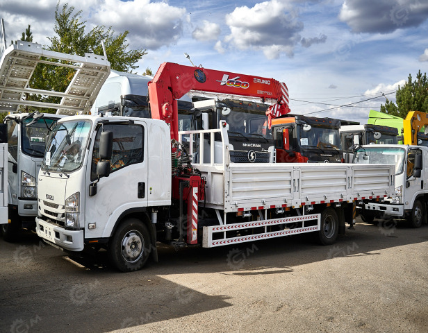 Бортовой грузовик ISUZU 4x2 г/п 6т дв 139кВт/189л.с. c КМУ UNIC URV635YK г/п 6,3т 5 секций 13,98м - Грузовик бортовой/ Платформа: фото 1 Бортовой грузовик ISUZU 4x2 г/п 6т дв 139кВт/189л.с. c КМУ UNIC URV635YK г/п 6,3т 5 секций 13,98м - Грузовик бортовой/ Платформа: фото 1