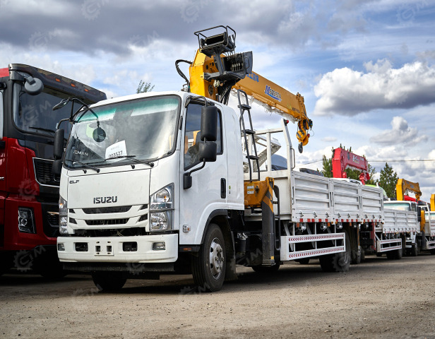 Бортовой грузовик ISUZU 4x2 г/п 6т дв 139кВт c КМУ XCMG SQS157 г/п 6,3т 4 секции 12.8м - Грузовик бортовой/ Платформа: фото 1 Бортовой грузовик ISUZU 4x2 г/п 6т дв 139кВт c КМУ XCMG SQS157 г/п 6,3т 4 секции 12.8м - Грузовик бортовой/ Платформа: фото 1
