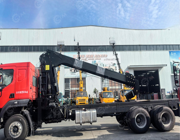 Бортовой грузовик ISUZU 4x2 гп 10 тонн дв 151 kw кузов 7500х2450х600mm с КМУ SQS200-5T с отрицательным углом гп 8т стрела 18,1м - Грузовик бортовой/ Платформа: фото 1 Бортовой грузовик ISUZU 4x2 гп 10 тонн дв 151 kw кузов 7500х2450х600mm с КМУ SQS200-5T с отрицательным углом гп 8т стрела 18,1м - Грузовик бортовой/ Платформа: фото 1