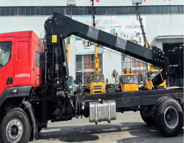 Бортовой грузовик ISUZU 6x4 дв 221kw (сдвоенная кабина) c кму Chang Xing SQS175-4 гп 7 тонн 5 секции 12,3м(стрела на минус), ямобур 2500мм диметр 300мм - Грузовик бортовой/ Платформа: фото 1 Бортовой грузовик ISUZU 6x4 дв 221kw (сдвоенная кабина) c кму Chang Xing SQS175-4 гп 7 тонн 5 секции 12,3м(стрела на минус), ямобур 2500мм диметр 300мм - Грузовик бортовой/ Платформа: фото 1