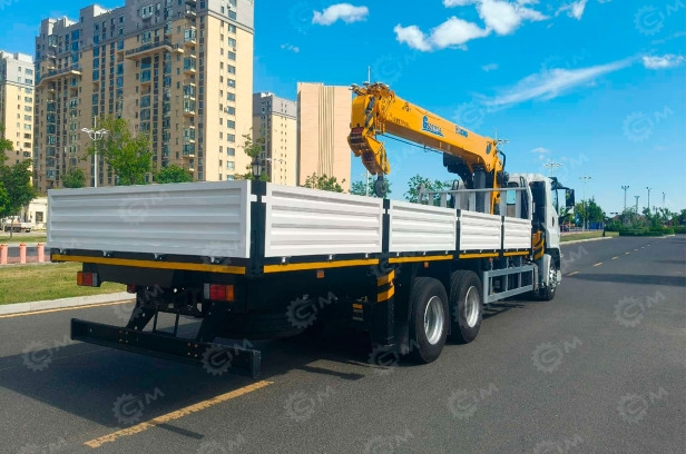 Бортовой грузовик ISUZU 6x4 дв 309kw гп 18т с КМУ XCMG SQS300Р гп 12 тонн 5 секций длина стрелы - Бортовой грузовик/ Платформа: фото 3 Бортовой грузовик ISUZU 6x4 дв 309kw гп 18т с КМУ XCMG SQS300Р гп 12 тонн 5 секций длина стрелы - Бортовой грузовик/ Платформа: фото 3