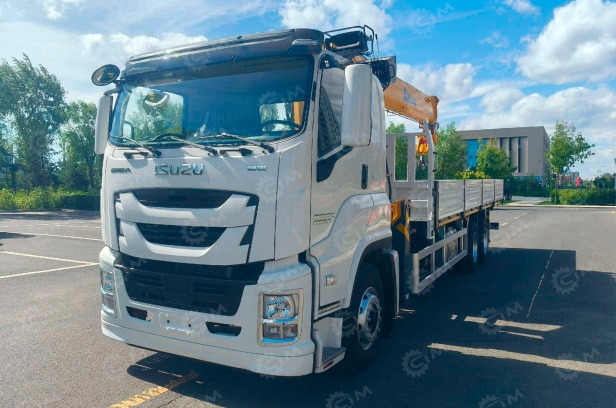 Бортовой грузовик ISUZU 6x4 дв 309kw гп 18т с КМУ XCMG SQS300Р гп 12 тонн 5 секций длина стрелы - Бортовой грузовик/ Платформа: фото 2 Бортовой грузовик ISUZU 6x4 дв 309kw гп 18т с КМУ XCMG SQS300Р гп 12 тонн 5 секций длина стрелы - Бортовой грузовик/ Платформа: фото 2