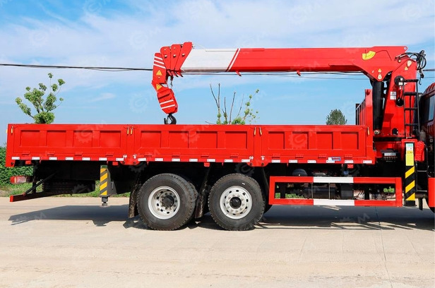 Бортовой грузовик ISUZU 6x4 дв 338kw с кму WANBANG SQS500-5 гп 20 тонн 5 секций длина стрелы 22 - Бортовой грузовик/ Платформа: фото 1 Бортовой грузовик ISUZU 6x4 дв 338kw с кму WANBANG SQS500-5 гп 20 тонн 5 секций длина стрелы 22 - Бортовой грузовик/ Платформа: фото 1