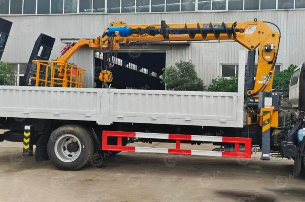 Бортовой грузовик ISUZU 6x6 дв 221kw c кму XCMG SQS125 гп 5т, 4 секции, стрела 11,2м, кузов 650 - Бортовой грузовик/ Платформа: фото 2 Бортовой грузовик ISUZU 6x6 дв 221kw c кму XCMG SQS125 гп 5т, 4 секции, стрела 11,2м, кузов 650 - Бортовой грузовик/ Платформа: фото 2