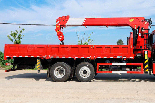 Бортовой грузовик ISUZU 8x4 дв 338kw с кму SANY SPS4000C гп 16т 5 секций 19м кузов 8000х2450х60 - Бортовой грузовик/ Платформа: фото 2 Бортовой грузовик ISUZU 8x4 дв 338kw с кму SANY SPS4000C гп 16т 5 секций 19м кузов 8000х2450х60 - Бортовой грузовик/ Платформа: фото 2