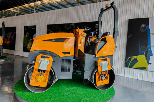 Дорожный мини-каток Storike ST4000 дизельный (дв. KUBOTA V1505 (39л.с.), обычный насос - Каток тротуарный: фото 1 Дорожный мини-каток Storike ST4000 дизельный (дв. KUBOTA V1505 (39л.с.), обычный насос - Каток тротуарный: фото 1