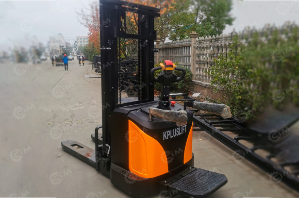 Электрический штабелер VIGRUS KB25 гп 2,5т высота подъема 4,5м, мачта со свободным ходом 1231мм - Другая техника: фото 1 Электрический штабелер VIGRUS KB25 гп 2,5т высота подъема 4,5м, мачта со свободным ходом 1231мм - Другая техника: фото 1