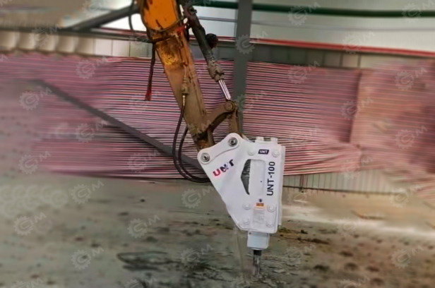 Экскаватор гусеничный KOBELCO SK130-11 с отвалом и гидромолотом, гидровращатель, двухпоточная г - Гусеничный экскаватор: фото 1 Экскаватор гусеничный KOBELCO SK130-11 с отвалом и гидромолотом, гидровращатель, двухпоточная г - Гусеничный экскаватор: фото 1