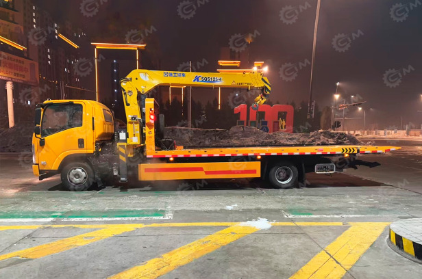 Эвакуатор на шасси ISUZU 4x2 дв 139kw Elf P700 с КМУ XCMG SQS125-4 гп 5т сдвижная платформа леб - Эвакуатор: фото 2 Эвакуатор на шасси ISUZU 4x2 дв 139kw Elf P700 с КМУ XCMG SQS125-4 гп 5т сдвижная платформа леб - Эвакуатор: фото 2