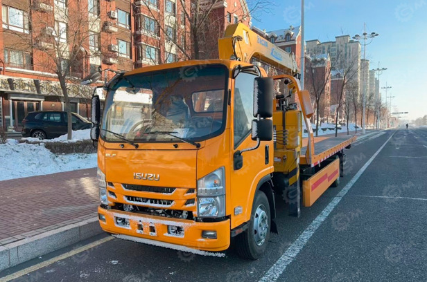 Эвакуатор на шасси ISUZU 4x2 дв 139kw Elf P700 со спальным местом с КМУ XCMG SQS125-4 гп 5т с пду сдвижная платформа лебедка задние аутригеры буксир люлька - Эвакуатор: фото 1 Эвакуатор на шасси ISUZU 4x2 дв 139kw Elf P700 со спальным местом с КМУ XCMG SQS125-4 гп 5т с пду сдвижная платформа лебедка задние аутригеры буксир люлька - Эвакуатор: фото 1