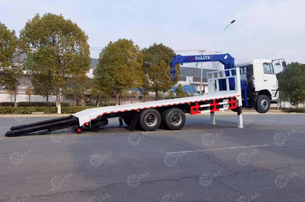 Эвакуатор на шасси ISUZU 8x4 дв 221Kw c КМУ CHANG XING SQS125-4 гп 5т, сходни механические, с передними аутригерами - Эвакуатор: фото 1 Эвакуатор на шасси ISUZU 8x4 дв 221Kw c КМУ CHANG XING SQS125-4 гп 5т, сходни механические, с передними аутригерами - Эвакуатор: фото 1