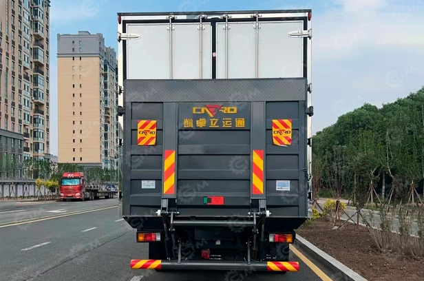 Фургон изотермический на шасси ISUZU 4х2 дв 96 kw гп 3т (фургон 5000х2200х2200) с боковой дверь - Изотермический грузовик: фото 3 Фургон изотермический на шасси ISUZU 4х2 дв 96 kw гп 3т (фургон 5000х2200х2200) с боковой дверь - Изотермический грузовик: фото 3