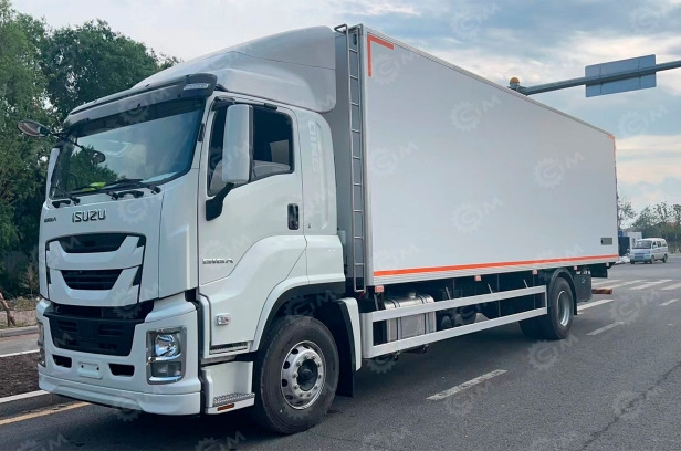 Фургон изотермический на шасси ISUZU 4х4 дв 177kw (фургон 7000х2400х2500) - Изотермический грузовик: фото 2 Фургон изотермический на шасси ISUZU 4х4 дв 177kw (фургон 7000х2400х2500) - Изотермический грузовик: фото 2