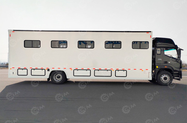 Фургон изотермический на шасси ISUZU 6x4 для перевозки коней 6шт дв 221 kw (компоновка согласно схемы) - Коневоз: фото 1 Фургон изотермический на шасси ISUZU 6x4 для перевозки коней 6шт дв 221 kw (компоновка согласно схемы) - Коневоз: фото 1