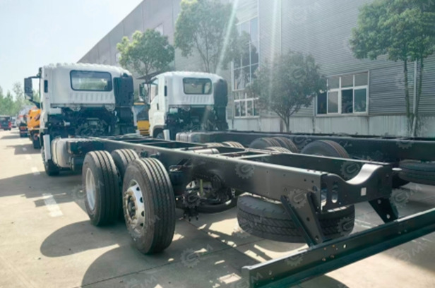 Фургон рефрижератор на шасси ISUZU 6x2 дв 175kw гп 10 тонн (фургон 6900*2380*2450) холодильная - Рефрижератор: фото 3 Фургон рефрижератор на шасси ISUZU 6x2 дв 175kw гп 10 тонн (фургон 6900*2380*2450) холодильная - Рефрижератор: фото 3