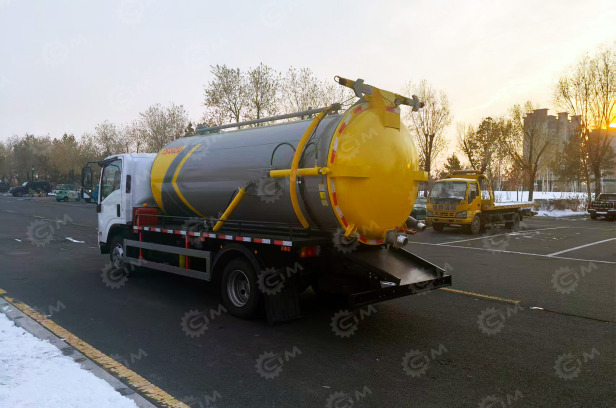 Илосос на шасси ISUZU 4x2 дв 125kw кабина EST7 объем бочки 6м3 насос XD-240 - Ассенизатор, илосос: фото 2 Илосос на шасси ISUZU 4x2 дв 125kw кабина EST7 объем бочки 6м3 насос XD-240 - Ассенизатор, илосос: фото 2