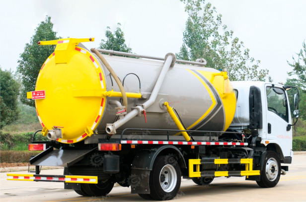 Илосос на шасси ISUZU 4x4 дв 139kw объем бочки 6м3 - Ассенизатор: фото 1 Илосос на шасси ISUZU 4x4 дв 139kw объем бочки 6м3 - Ассенизатор: фото 1