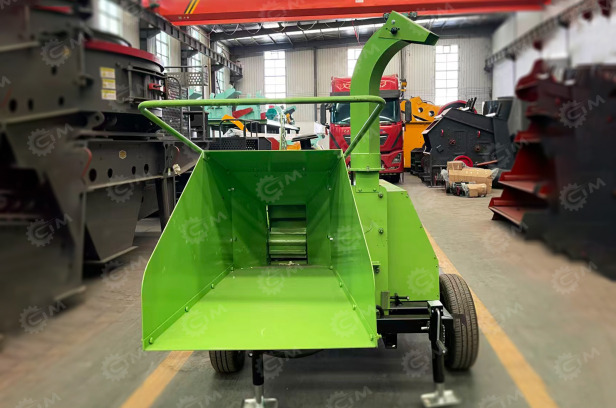Измельчитель веток прицепной производительность 3-5м3/ч - Измельчитель древесины: фото 1 Измельчитель веток прицепной производительность 3-5м3/ч - Измельчитель древесины: фото 1
