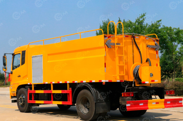 Каналопромывочная машина на шасси ISUZU 4x2 дв 177kw. бак для чистой воды 8м3 рукав 100м - Ассенизатор: фото 1 Каналопромывочная машина на шасси ISUZU 4x2 дв 177kw. бак для чистой воды 8м3 рукав 100м - Ассенизатор: фото 1