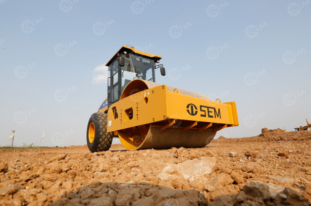 Каток грунтовый вибрационный SEM512 масса 12т с кабиной - Каток: фото 1 Каток грунтовый вибрационный SEM512 масса 12т с кабиной - Каток: фото 1