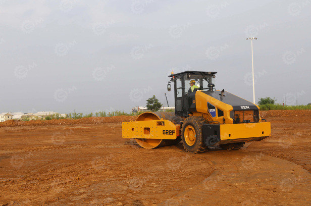 Каток грунтовый вибрационный SEM522F масса 22т - Каток: фото 1 Каток грунтовый вибрационный SEM522F масса 22т - Каток: фото 1