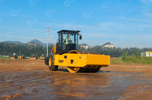Каток грунтовый вибрационный SEM526F масса 26т - Каток: фото 1 Каток грунтовый вибрационный SEM526F масса 26т - Каток: фото 1