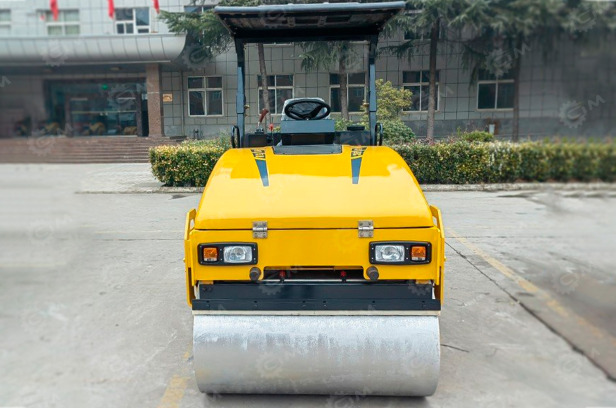 Каток тандемный Lutong LTC204 - Дорожный каток: фото 1 Каток тандемный Lutong LTC204 - Дорожный каток: фото 1