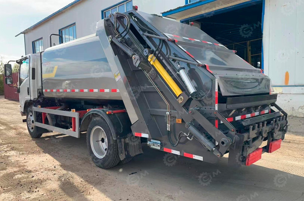 Мусоровоз на шасси ISUZU 4x4 151Kw гп 8 т объем 10м3 - Мусоровоз: фото 2 Мусоровоз на шасси ISUZU 4x4 151Kw гп 8 т объем 10м3 - Мусоровоз: фото 2