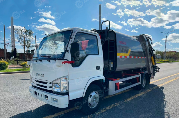 Мусоровоз на шасси ISUZU 4x4 дв 96Kw объем 5м3 задняя загрузка - Мусоровоз: фото 1 Мусоровоз на шасси ISUZU 4x4 дв 96Kw объем 5м3 задняя загрузка - Мусоровоз: фото 1