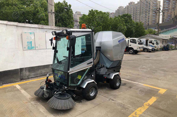 Подметально-уборочная машина MINGNUO MN-F2000 дизельная - Подметально-уборочная машина: фото 1 Подметально-уборочная машина MINGNUO MN-F2000 дизельная - Подметально-уборочная машина: фото 1