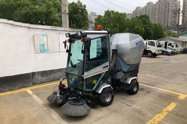 Подметально-уборочная машина MINGNUO MN-F2000 дизельная, отвал для снега, всасывающая насадка - Подметально-уборочная машина: фото 1 Подметально-уборочная машина MINGNUO MN-F2000 дизельная, отвал для снега, всасывающая насадка - Подметально-уборочная машина: фото 1