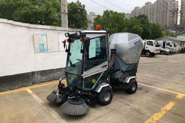 Подметально-уборочная машина MINGNUO MN-F2000 дизельная, всасывающая насадка, дополнительный ко - Подметально-уборочная машина: фото 1 Подметально-уборочная машина MINGNUO MN-F2000 дизельная, всасывающая насадка, дополнительный ко - Подметально-уборочная машина: фото 1