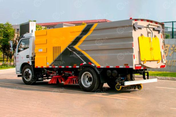 Подметально-уборочная машина на шасси ISUZU 4x2 дв 96Kw бак для воды 3м3 пыли 5м3 - Подметально-уборочная машина: фото 1 Подметально-уборочная машина на шасси ISUZU 4x2 дв 96Kw бак для воды 3м3 пыли 5м3 - Подметально-уборочная машина: фото 1