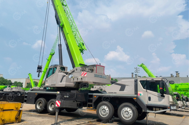 Самоходный кран ZOOMLION ZTC700V552-1T - Мобильный кран: фото 1 Самоходный кран ZOOMLION ZTC700V552-1T - Мобильный кран: фото 1