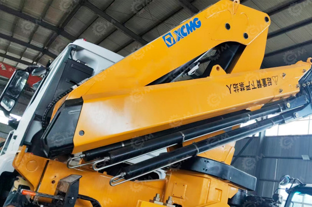 Самосвал ISUZU 4x4 дв 139kw гп 6т c кму XCMG SQS105-3 гп 5т, , кузов 4500*2450*600 мм - Самосвал, Автоманипулятор: фото 1 Самосвал ISUZU 4x4 дв 139kw гп 6т c кму XCMG SQS105-3 гп 5т, , кузов 4500*2450*600 мм - Самосвал, Автоманипулятор: фото 1