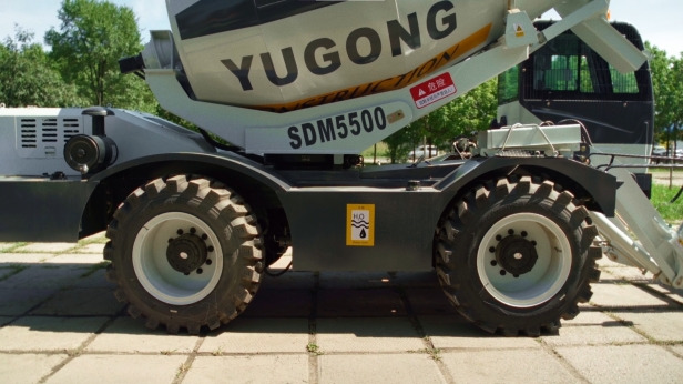 Самозагружающий самоходный бетоносмеситель YUGONG SDM5500 c дополнительными опциями - Автобетоносмеситель: фото 5 Самозагружающий самоходный бетоносмеситель YUGONG SDM5500 c дополнительными опциями - Автобетоносмеситель: фото 5
