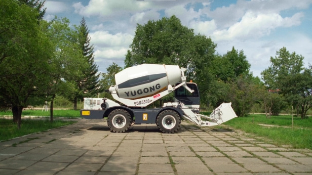 Самозагружающий самоходный бетоносмеситель YUGONG SDM5500 c дополнительными опциями - Автобетоносмеситель: фото 2 Самозагружающий самоходный бетоносмеситель YUGONG SDM5500 c дополнительными опциями - Автобетоносмеситель: фото 2