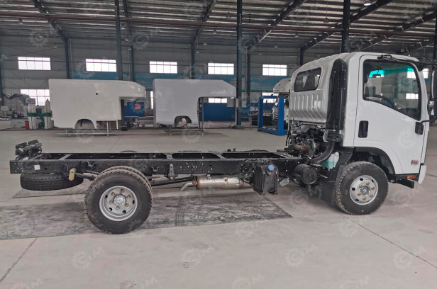 Шасси ISUZU 4х2 дв 139kw гп 8т со спальником - Грузовик-шасси: фото 1 Шасси ISUZU 4х2 дв 139kw гп 8т со спальником - Грузовик-шасси: фото 1