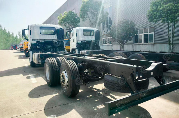 Шасси ISUZU 6х4 дв 177kw общая масса 18т колёсная база 5550 габаритные размеры 9200х2540х2980 - Грузовик-шасси: фото 1 Шасси ISUZU 6х4 дв 177kw общая масса 18т колёсная база 5550 габаритные размеры 9200х2540х2980 - Грузовик-шасси: фото 1