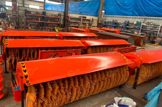 Щетка подметальная на фронтальный погрузчик YUGONG ZL30 800х2200мм - Щетка для Погрузчиков: фото 1 Щетка подметальная на фронтальный погрузчик YUGONG ZL30 800х2200мм - Щетка для Погрузчиков: фото 1