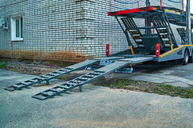 Сходни на полуприцеп автовоз на 9 автомобилей LUXUDA LZC9407BG 3 оси SAF (пневмоподвеска, ленив - Погрузочная рампа: фото 1 Сходни на полуприцеп автовоз на 9 автомобилей LUXUDA LZC9407BG 3 оси SAF (пневмоподвеска, ленив - Погрузочная рампа: фото 1