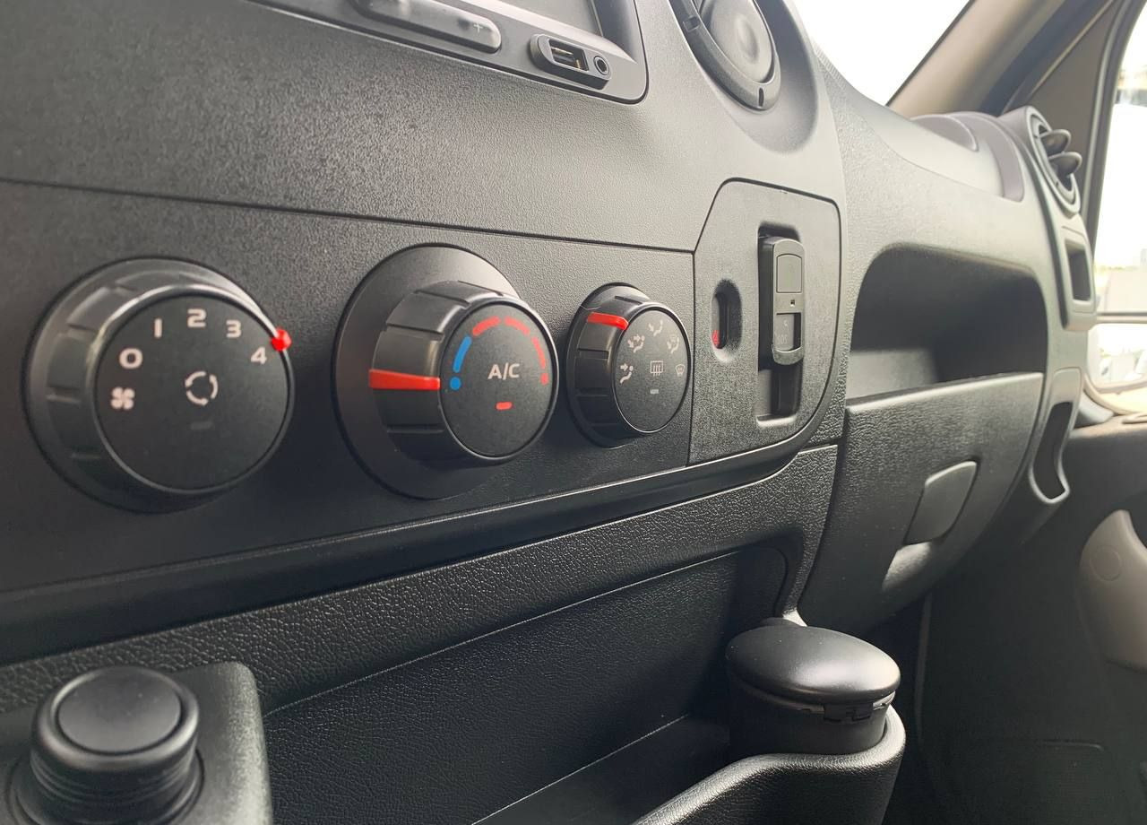 Фургон с закрытым кузовом Renault Master промтоварный, 2019: фото 21